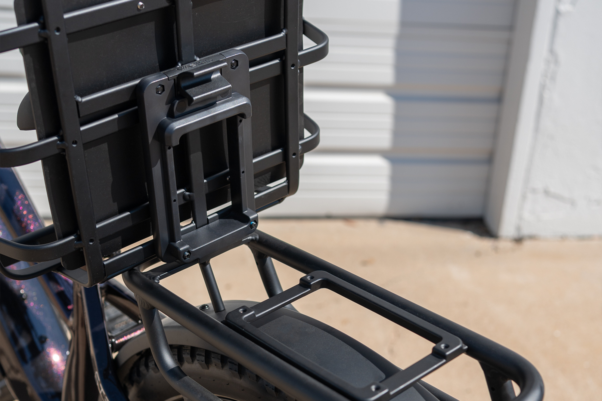 Close-up of quick-release mechanism on Euphree rear basket for easy attachment.